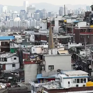 서울 용산구 한남2구역 재개발이 3년간의 정체를 끝내고 내년 1월부터 본격적인 이주 절차에 들어간다. 조합은 최근 보광동 인근에 이주관리센터를 마련하고 세입자와 조합원을 대상으로 이주비 신청 접수를 받을 준비에 착수 — 카드뉴스 5/5